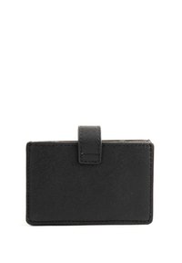 Portatarjetas negro hecho de cuero texturizado con forma rectangular y cierre de solapa. Presenta un diseño minimalista y bordes limpios.