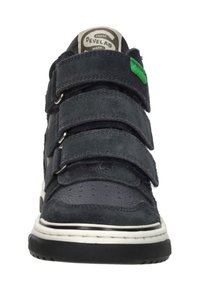 Marineblauwe suede high-top sneaker met drie verstelbare klittenbands straps en een witte zool. Heeft een groene stoffen accent near de enkel.