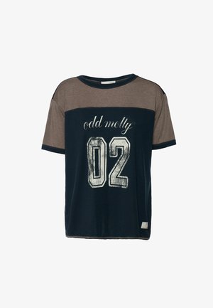 Korte mouwen t-shirt in marineblauw en taupe, met een grote witte print van "odd molly" en "02" op de voorkant, met een casual pasvorm.