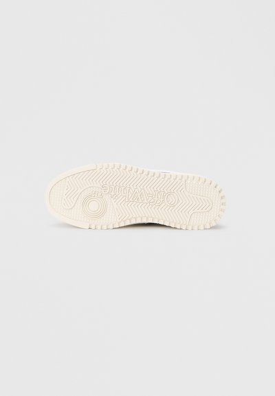 Talpa de sneaker albă cu cauciuc texturat, având un model în formă de romb și un detaliu circular. Marcata cu logo-ul „Off-White”.
