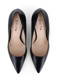 Scarpe con tacco alto in pelle nera, con punta affusolata, design minimale e fianchi intagliati. Il nome del marchio "EVITA" è visibile sulla soletta.