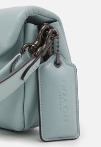 COACH COVERED CLOSURE PILLOW TABBY SHOULDER - Mala de mão - aqua