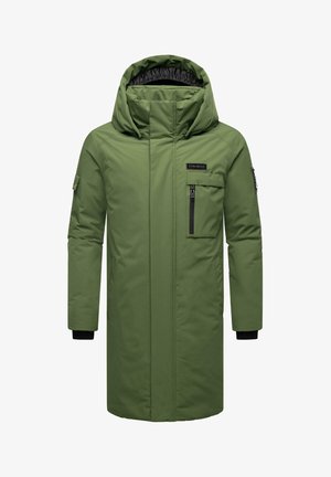 Zaļš izolēts parka mētelis ar kapuci, ar priekšējo rāvējslēdzēju, sānu kabatām un kabatu krūtīm ar rāvējslēdzēju, izgatavots no gludas, ūdensizturīgas auduma.