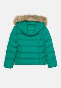 Teal pufferjakke med en aftagelig hætte, der har et kunstigt pelskant. Designet inkluderer kviltede sektioner og elastiske manchetter.