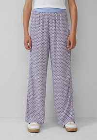 Lichtblauwe pyjamabroek met een bloemendessin in rood en marineblauw, met een wijde pijp en elastische tailleband.