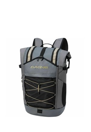 Mochila Dakine gris con cierre enrollable, bolsillo delantero de malla negra, cordón elástico beige, correas acolchadas para los hombros y hebillas de compresión laterales.