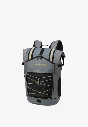 Mochila Dakine gris con cierre enrollable, bolsillo delantero de malla negra, cordón elástico beige, correas acolchadas para los hombros y hebillas de compresión laterales.