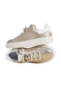 Sneaker metallici oro con accenti bianchi, texture liscia, hardware a forma di fiore unico e lacci a contrasto; progettati per un abbigliamento casual.
