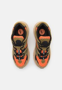 ARKK Copenhagen GRAVITY UNISEX - Sportbačiai - bright orange/army