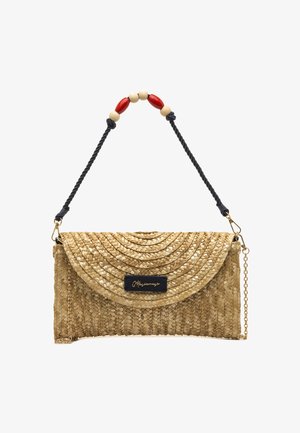 Geweven clutch van stro in beige met een gebogen klep, een zwart logo plaatje en meerkleurige kralenaccenten op een gedraaide riem. Gouden kettingdetail.