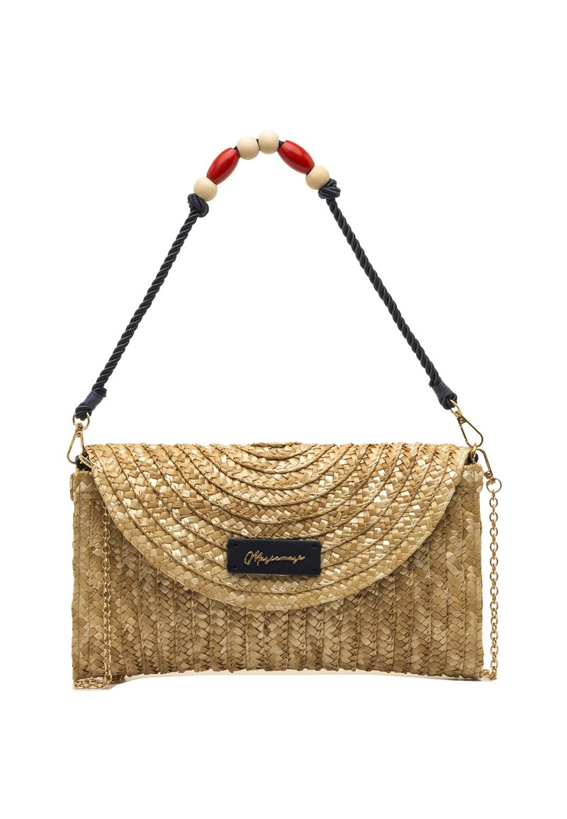 Borsa a clutch in paglia intrecciata beige con patta curva, piastra con logo nera e accenti di perline multicolori su tracolla intrecciata. Dettaglio catena dorata.