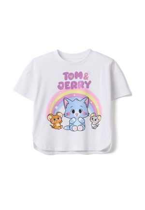 T-shirt bianca in cotone a maniche corte con stampa colorata di un cartone animato raffigurante un gatto blu, un topo arancione e un topo grigio, arricchita da un motivo arcobaleno.