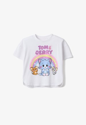 Weißes T-Shirt aus Baumwolle mit kurzen Ärmeln, verziert mit einem bunten Cartoon-Aufdruck, der eine blaue Katze, eine orangefarbene Maus und eine graue Maus zeigt, akzentuiert durch ein Regenbogendesign.