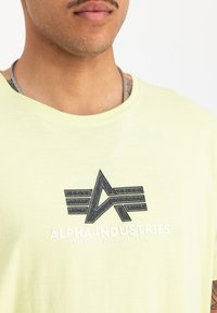 Alpha Industries Triko s potiskem - arctic lime