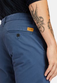 Timberland SARGENT LAKE STRETCH TWILL - Pantalones chinos - dark denim