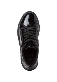 Czarne sneakersy z lakierowanej skóry o błyszczącej powierzchni, z płaskimi sznurowadłami i gumową podeszwą. Posiada boczny zamek, który ułatwia zakładanie oraz teksturowaną podszewkę.