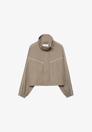 Svetlo rjava kratka jakna z visokim ovratnikom, elastičnimi manšetami, dvema sprednjima žepoma in belimi obrobami na rokavih in prsih.