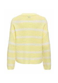 Gelb-weiß gestreifter Strickpullover mit lockerer Form, langen Ärmeln und ribbeligem Rundhalsausschnitt. Strukturiertes Material mit sichtbaren Nähten.