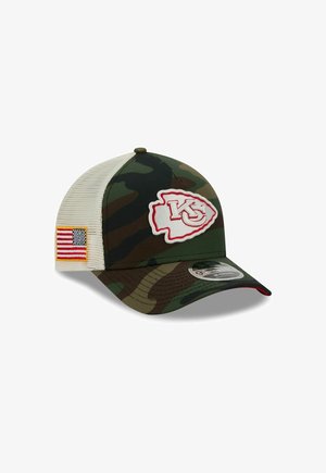 Camouflage Baseball Cap mit strukturiertem Crown, Mesh-Rückseite, rot-weißer gestickter Logo und einem amerikanischen Flaggen-Patch an der Seite.