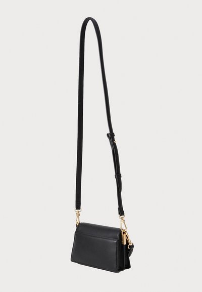 Sac bandoulière en cuir noir de forme rectangulaire, avec une bandoulière réglable et des accents en métal doré. Texture lisse avec un minimum de détails.