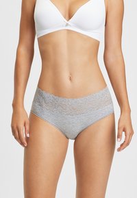 Culotte en coton gris avec une taille en dentelle, ornée de motifs floraux et d'un bord festonné, offrant une texture lisse et une coupe ajustée.