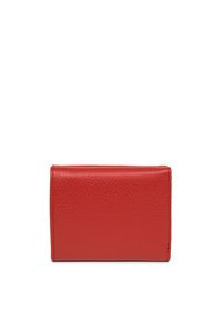 Portefeuille en cuir rouge avec une finition texturée, de forme rectangulaire et aux bords cousus. Design fermé sans matériel ou accents visibles.