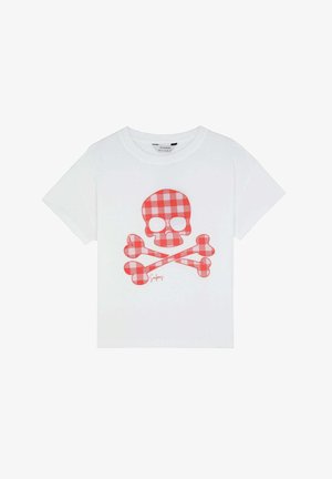 Witte katoenen T-shirt met een rode geruite doodskop en gekruiste benen op de voorkant. Ronde hals met korte mouwen.