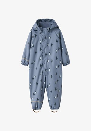 Combinaison de pluie bleue pour enfants avec capuche, imprimé petits pingouins noirs et blancs sur l’ensemble, poignets élastiques et bretelles de chevilles.