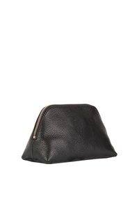 Pochette en cuir noir avec une finition texturée, de forme trapézoïdale, et une fermeture éclair dorée en haut. Design simple et fonctionnel.