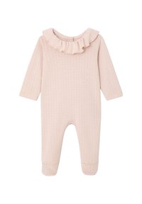 Weicher, rosa Baby-Overall mit langen Ärmeln aus strukturiertem Stoff, Rüschensaum, Füßchen und Druckknopfverschluss im Nackenbereich.