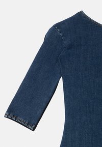 Denim majica s okruglim izrezom i trodijelnim rukavima, izrađena od teksturiranog tamnoplavog materijala s kontrastnim šavovima.