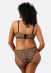 BH- und Bikini-Set im Leopardenmuster, aus weichem Material, mit verstellbaren schwarzen Trägern und einem Haken- und Ösenverschluss auf der Rückseite.