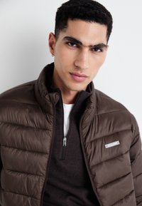 Jack & Jones JJVINCENT PUFFER COLLAR  - Žieminė striukė - chocolate brown
