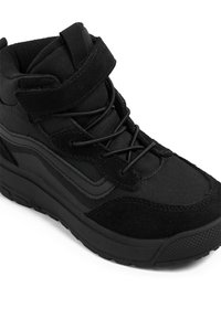 Svarta högskurna sneakers av mocka och tyg, med vadderad krage, snörning och kardborreband, texturerad sula och minimalistisk design.
