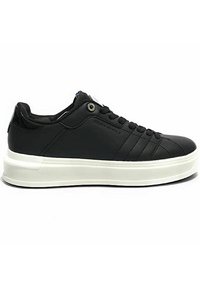 Sneaker in pelle sintetica nera con suola in gomma bianca, caratterizzata da linee eleganti, design a basso profilo e branding minimale sui lati.