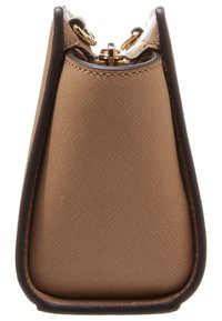 Borsa a tracolla marrone con una forma strutturata, caratterizzata da rifiniture scure a contrasto e hardware dorato. Esterno liscio con un design minimalista.