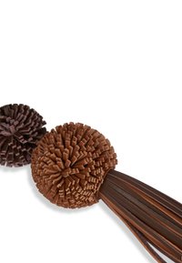 Brązowy skórzany breloczek z dwoma teksturowanymi pomponami, w kolorze jasnobrązowym i ciemnobrązowym, połączonymi cienkimi skórzanymi paskami.