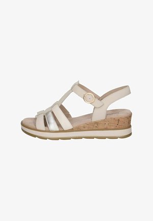 Beige kile-sandal med korksål, metallisk sølvrem, justerbar ankelspænde og polstret fodseng.
