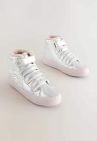 Sneaker alte argento in materiale metallico, con una morbida fodera rosa, pattern laterali testurizzati e tre cinturini in velcro.