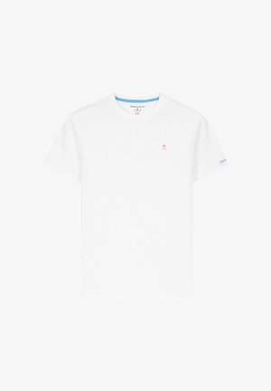 Camiseta blanca de manga corta con cuello redondo, con un pequeño logo de raquetas de tenis cruzadas en rojo en el pecho izquierdo y texto de la marca en azul en la manga derecha.