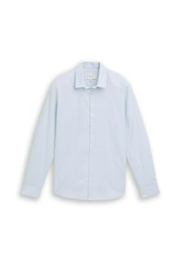 Lichtblauw overhemd met lange mouwen en klassieke kraag, plat gelegd op een witte achtergrond.