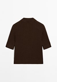 Brun stickad tröja med sjalkrage, korta ärmar, ribbat mönster och rak fåll, som visar en enhetlig, mörkbrun färg.