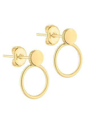 Boucles d'oreilles à clous dorées avec de petits dessus circulaires et des anneaux fins ouverts attachés, présentant un texte gravé subtil sur les bords des clous.