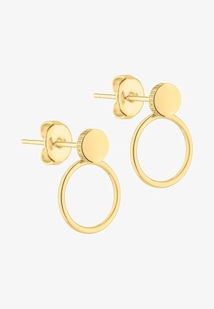 Boucles d'oreilles à clous dorées avec de petits dessus circulaires et des anneaux fins ouverts attachés, présentant un texte gravé subtil sur les bords des clous.