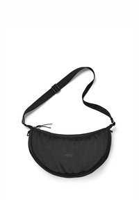 Borsa a tracolla nera di tessuto con forma a mezzaluna, cinturino regolabile e dettaglio logo discreto. Texture liscia con design minimalista.