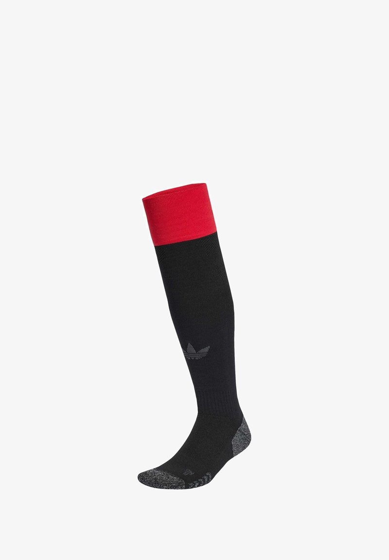 Knæhøje sportsstrømper med rød top, sort krop, polstret sål og grå accent. Har et logo nær anklen.