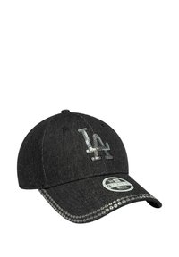 Cappellino da baseball in denim nero con logo "LA" in paillettes, decorato con dettagli luccicanti lungo il bordo. Presenta una visiera curva e una chiusura regolabile.