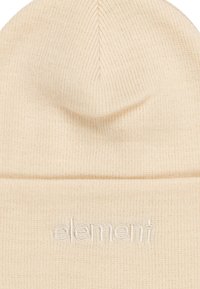 Berretto a maglia beige con risvolto e una sottile texture a coste. Presenta il logo "element" ricamato nel colore abbinato sul risvolto.