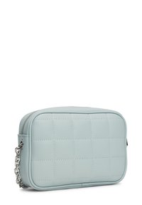 Borsa a tracolla in ecopelle trapuntata di colore blu chiaro, con chiusura a zip e tracolla in catena argentata. Forma rettangolare con sezioni imbottite.