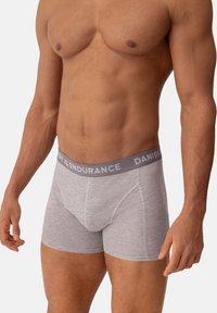 Šedé bavlněné trenýrky s měkkým pásem, na kterém je v bílém nápis "Danish Endurance", navržené pro pohodlí a bezpečné nošení.